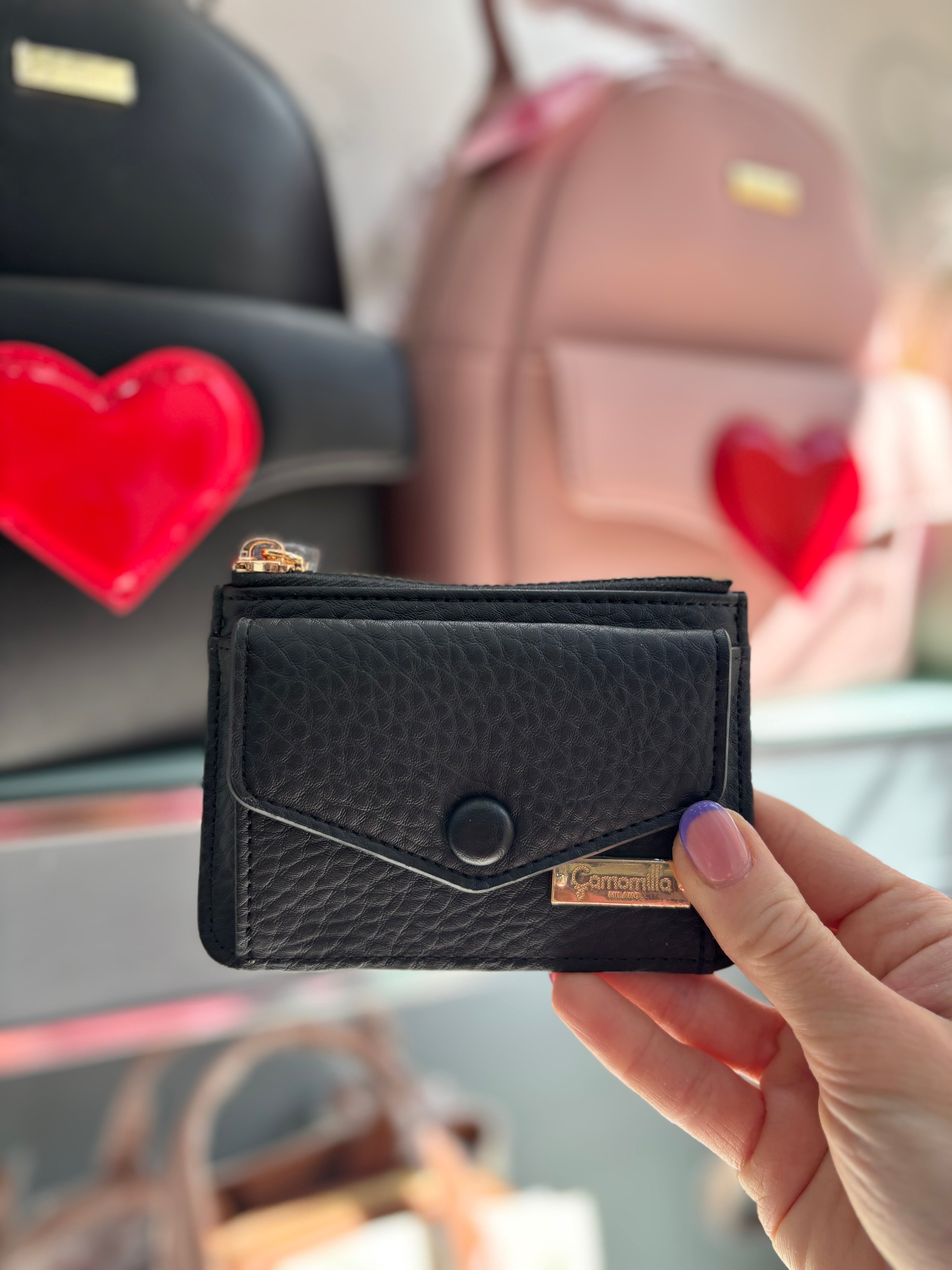 PORTACARTE ZIP LOVE LETTER NERO SC                                             Camomilla milano
